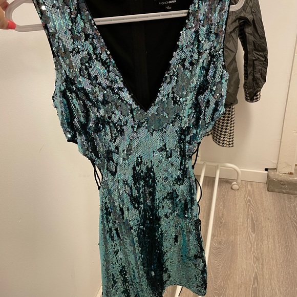 Sequin dress with slits - Picture 1 of 4